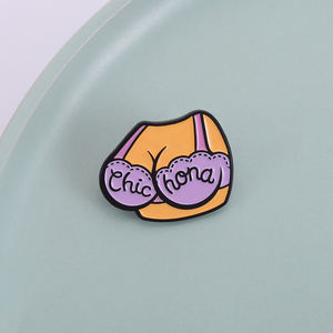 Broche en alliage Hona, motif poitrine généreuse, avec citation humoristique et chic, accessoire de bijouterie, cadeau pour amis - Product Image 1