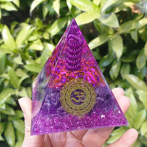 Pirámide de Resina Epoxi con Virutas de Amatista, Adorno de Escritorio, Decoración Feng Shui, Regalo de Cristal Morado - Product Image 2