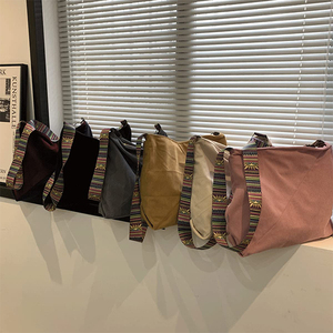 Sac messager à bandoulière large en velours côtelé, grande capacité, couleur unie, style rétro, jacquard, vente en gros personnalisée - Product Image 3