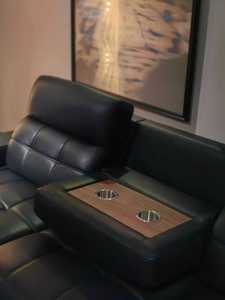 أريكة سرير كهربائية ذكية حديثة قابلة للتمدد باللون الأسود، طقم أرائك جلدية بظهر عالي ومقعد عميق كبير مع وظيفة قابلة للسحب - Product Image 4