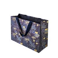 Sac en papier de luxe personnalisé avec impression intégrale, finition mate, logo estampé à chaud en feuille d'or, pour vêtements, shopping, cadeaux, avec poignée en ruban
