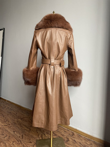 YY21123 Nuovo Arrivo: Cappotto <span class=keywords><strong>Trench</strong></span> alla Moda in <span class=keywords><strong>Vera</strong></span> <span class=keywords><strong>Pelle</strong></span> con Grandi Polsini in Pelliccia di Volpe - Product Image 3