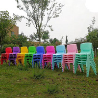 Chaise empilable en plastique colorée Luckygoods pour enfants, avec dossier, pour la maternelle, la garderie, la salle de classe et la maison