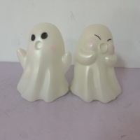 Lot de deux décorations fantômes d'Halloween en gros – Statues d'esprits de dessin animé blancs pour table de fête, étagère de vente au détail, collection saisonnière
