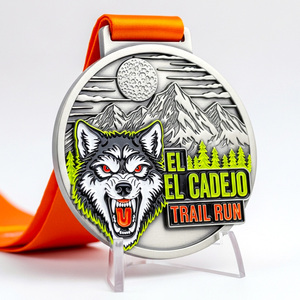 Medalla de senderismo El Cadejo de plata antigua troquelada con escena de lobo y luna montañera en esmalte suave para eventos de senderismo nocturno en la montaña - Product Image 1