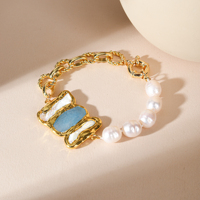 Bracelet vintage baroque en perles d'eau douce naturelles plaqué or avec breloque en jade bleu, bijou artisanal pour femme