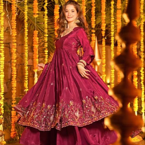 Kurta pour femme en soie crêpe naturelle lourde, avec broderie lourde de sequins de 5 mm, style moderne, séchage rapide, manches longues, fait main, pour événements festifs - Product Image 1