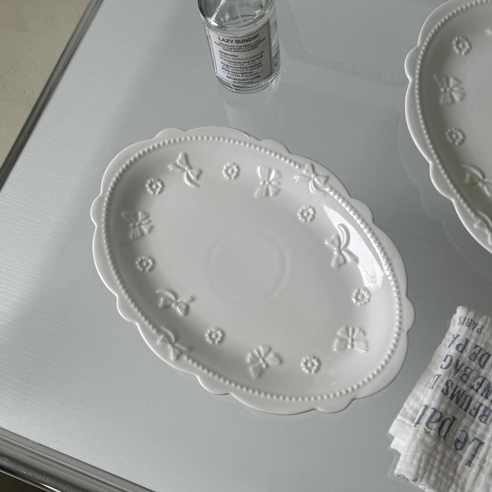 จานรูปไข่ดอกไม้และผีเสื้อ26*18*3