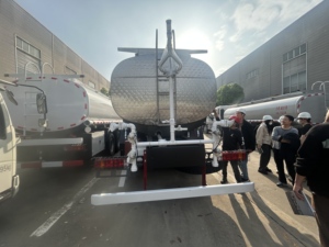 Camion-<span class=keywords><strong>citerne</strong></span> spécial Runli/6x4 	 Camion de transport de liquides/<span class=keywords><strong>citerne</strong></span> de matières dangereuses - Product Image 4