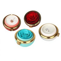 Boîte à bijoux ronde rotative avec rose éternelle et collier pendentif gravé - Cadeau de demande en mariage et de déclaration pour la Saint-Valentin