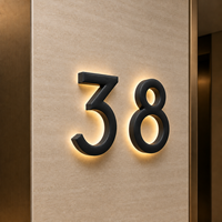 Letras Retroiluminadas con Bordes Redondeados, Letreros LED para Negocios con Acrílico Transparente y Luz Cálida para el Vestíbulo de un Apartamento Moderno