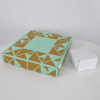 Boîte d'expédition PR en carton ondulé de luxe personnalisée avec logo en feuille d'or pour kit cadeau promotionnel influenceur