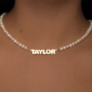 Collier ras du cou personnalisé en acier inoxydable plaqué or avec pendentif nom et chaîne de perles pour femme - Product Image 3