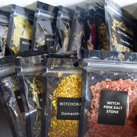 Caja de Artículos de Brujería para Adivinación con Cristales Naturales, Caja de Piedras de Chakra, Gemas Artificiales al por Mayor, Flores Secas y Velas