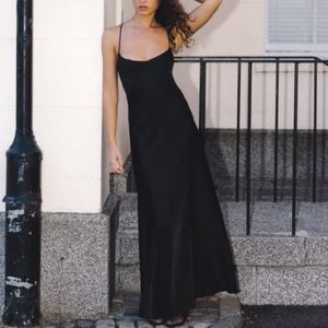 Robe longue d'été crayon en popeline de coton extensible, à bretelles spaghetti et dos nu, de haute qualité, avec étiquette personnalisée pour marque de mode - Product Image 1