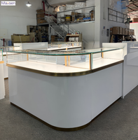 Vitrine de présentation de bijoux haut de gamme Maxsen Commercial Island, durable, personnalisable, avec coins arrondis en verre et éclairage LED pour magasin
