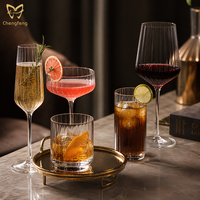 Ensemble de verrerie élégante en verre cannelé vintage : Gobelets à vin à nervures verticales, verres highball, verres à whisky et flûtes à champagne pour bar et fêtes