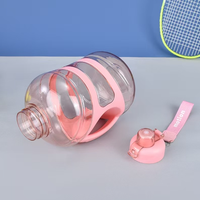 Bouteille d'eau de sport grande capacité anti-fuite pour hommes et femmes, design minimaliste moderne, avec paille, élégante, en plastique, pour usage domestique