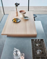 Meuble de cuisine extensible moderne en chêne massif avec tiroirs, répondant aux besoins de rangement de grande capacité