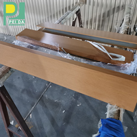 Plafond à lamelles en aluminium en forme de U au design industriel, avec bande décorative intérieure en métal à grain de bois, dalles uniques en aluminium à lamelles