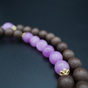 สร้อยข้อมือลูกประคำสีม่วงเก้าเม็ดนำโชคแบบพันสามรอบ พร้อมลูกประคำพระพุทธรูปขนาดเล็กและเม็ดธูปธรรมชาติเพื่อการบำบัดพลังงาน การทำสมาธิทางจิตวิญญาณ - Product Image 3