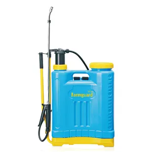 Un bon service agricole agriculteur utiliser un pulvérisateur portable de lutte antiparasitaire 20L pour arbres fruitiers