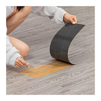 Carreaux en PVC à peler et à coller Carreaux de sol en pvc lvt auto-adhésifs à grain de bois imperméable et durable