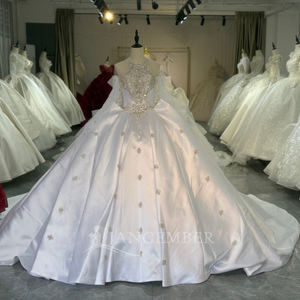 Vestido de Novia Moderno Xs255 con Estampado Floral, Apliques de Cristal y Cola Larga Tipo Capilla - Product Image 2