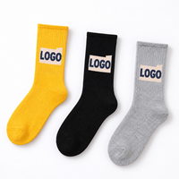 Chaussettes courtes jaunes vives personnalisées, motif carré avec texte court en jacquard, texte et couleur personnalisés