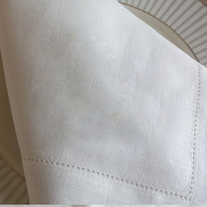 Serviettes en lin brodées personnalisées Serviettes en tissu <span class=keywords><strong>de</strong></span> <span class=keywords><strong>mariage</strong></span> réutilisables <span class=keywords><strong>de</strong></span> style classique avec ourlet <span class=keywords><strong>pour</strong></span> présentations à la <span class=keywords><strong>table</strong></span> du dîner - Product Image 3