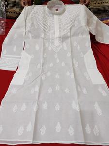 Classique Hommes Kurta Avec Lucknowi Chikanwork Broderie Élégant Et Confortable Kurta Designs Pour Hommes Convient À Un Usage Quotidien - Product Image 2