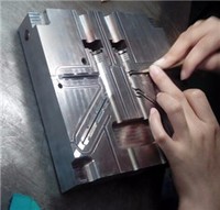 Molde y Fabricación Personalizados para Carcasas de Pistolas de Carga de Vehículos Eléctricos, IATF 16949, IP67, PA66/6T de Alta Resistencia, Precisión de ±0.02mm
