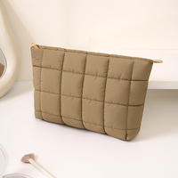 Pochette de maquillage matelassée en nylon durable avec fermeture éclair et dragonne, pochette de voyage douce et moelleuse pour femmes
