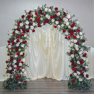 Arche de fleurs pour mariage, nouvelle conception, rose rouge et blanche mélangées, avec plantes, pour décoration d'événements en extérieur. - Product Image 1