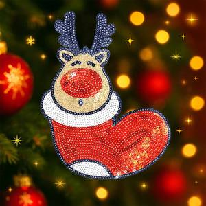 Écusson de Noël à repasser avec renne à l'intérieur d'une chaussette rouge - Product Image 1