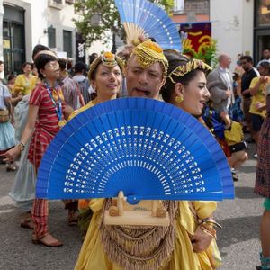 พัดไม้ไผ่พิมพ์โลโก้ตามสั่ง ลายดอกไม้สีขาว ศิลปะพื้นบ้าน พับได้ พกพาสะดวก ของตกแต่งบ้าน ของขวัญส่งเสริมการขาย 101 ชิ้นต่อชุด - Product Image 1