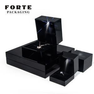 Boîte d'emballage de bijoux FORTE Led avec logo personnalisé, luxe, noir brillant, angle droit, ensemble de boîtes pour boucles d'oreilles, anneaux, pendentifs - Product Image 1