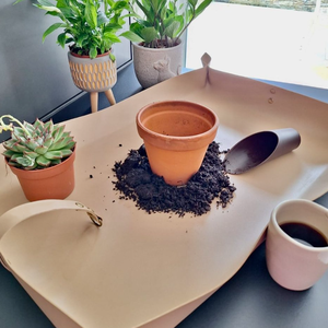 Tapis d'empotage tapis <span class=keywords><strong>de</strong></span> <span class=keywords><strong>rempotage</strong></span> accessoires <span class=keywords><strong>de</strong></span> plantes pot <span class=keywords><strong>de</strong></span> plante <span class=keywords><strong>de</strong></span> <span class=keywords><strong>jardinage</strong></span> réutilisable tapis à langer pot <span class=keywords><strong>de</strong></span> fleur en cuir tampon <span class=keywords><strong>de</strong></span> repiquage - Product Image 1