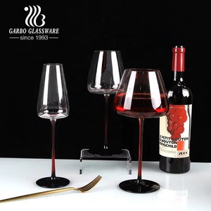 Gobelet à vin en <span class=keywords><strong>verre</strong></span> de luxe de haute qualité Gobelet en <span class=keywords><strong>verre</strong></span> soufflé à la main avec tige de couleur 700ml Verres à pied de grande capacité <span class=keywords><strong>pour</strong></span> bar et banquet - Product Image 1