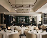 Meubles de salle à manger de luxe modernes, banquettes rembourrées, chaises et tables de salle à manger, accents métalliques élégants et tissu moelleux