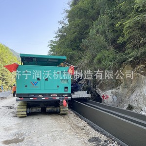 Paveuse autotractée pour la formation de bordures et de canaux de drainage en béton dans les zones montagneuses - Product Image 4