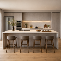 Meubles de cuisine modernes sur mesure avec îlot central, rangements hauts et agencement de placards en placage de bois sans poignées pour projets