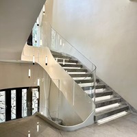 Escalier flottant intérieur de villa moderne et minimaliste avec rampes en verre trempé sans cadre, haut de gamme et transparent