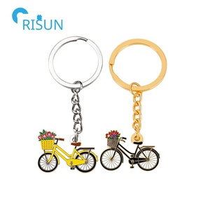 Porte-clés de vélo personnalisés en émail souple ou dur pour cyclistes – Fabrication sur mesure - Product Image 4