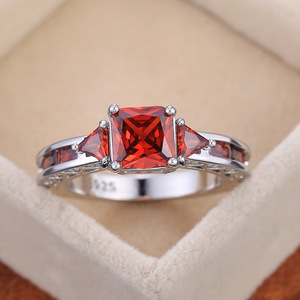 Anillo de compromiso H171 con corte princesa de moissanita, plata 925, engaste de puntas, para mujer, joyería con forma de corona - Product Image 3