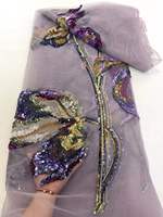 Tissu en dentelle à grosses fleurs, paillettes et perles dorées
