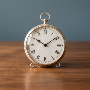 Reloj de Bolsillo de Estilo Vintage, Reloj de Mesa con Esfera Blanca y Patas - Pequeño Reloj de Escritorio Antiguo de Latón, Reloj de Bolsillo de Pie - Product Image 1