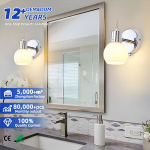 Applique murale moderne pour salle de bain en nickel brossé, luminaire au-dessus du miroir avec abat-jour en verre transparent - Product Image 1