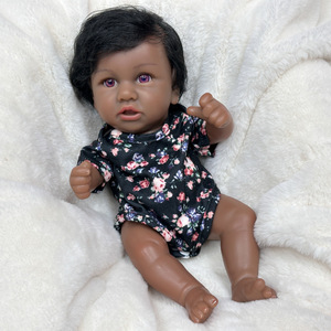 Muñeca bebé de simulación con cabello rizado de 12 pulgadas y ropa floral, muñeca reencarnada, muñeca de piel negra afroamericana - Product Image 4