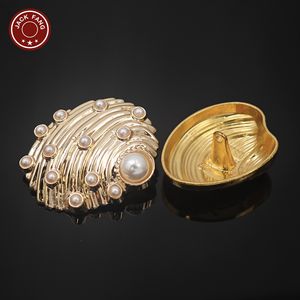 Botones de Metal con Forma Irregular Personalizados de Button Factory, Botones con Logotipo Grabado y Perla para Ropa - Product Image 5